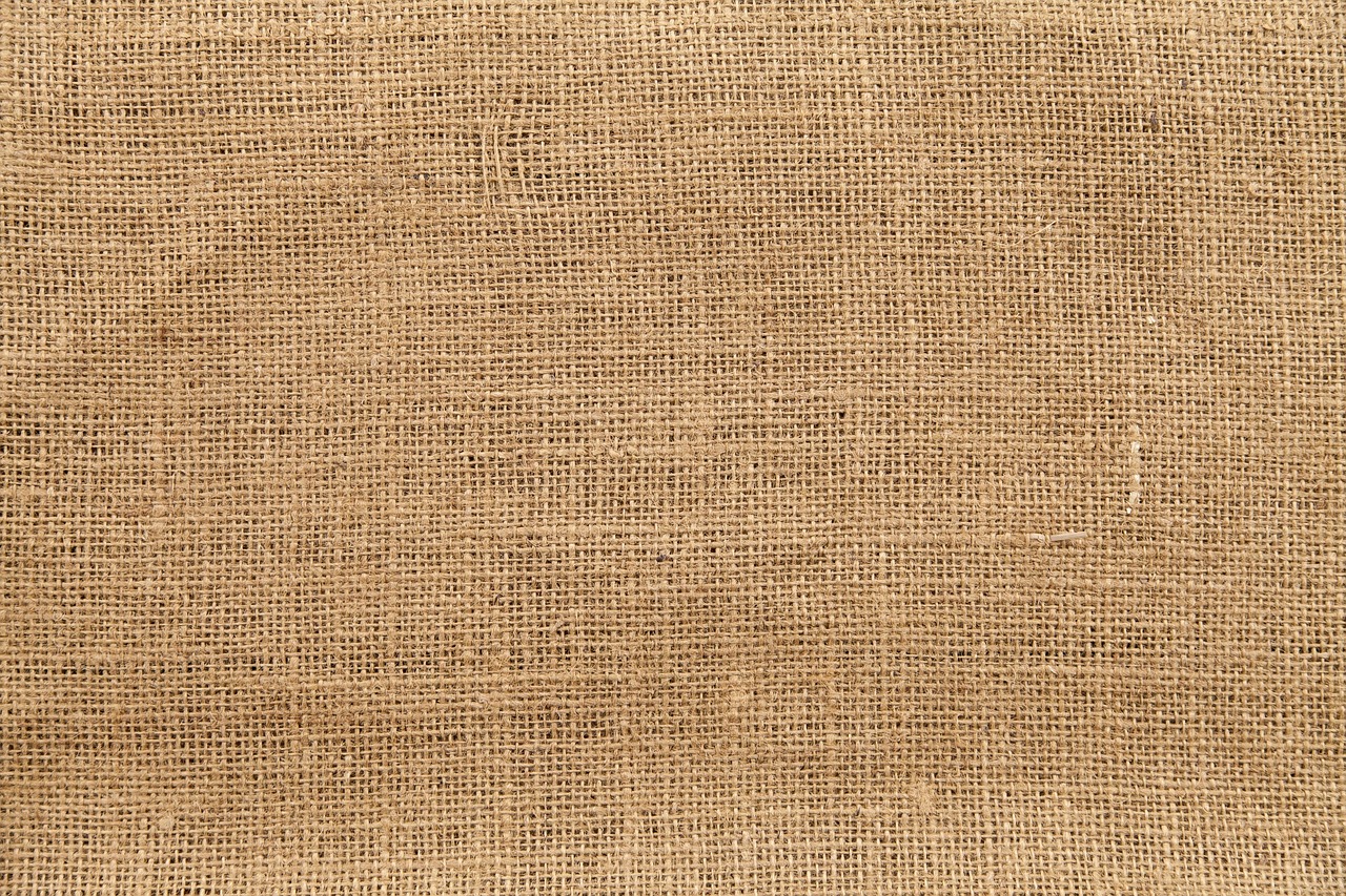 Handgemaakte jute mand met bloemen erin. Handgemaakte jute mand met bloemen erin.