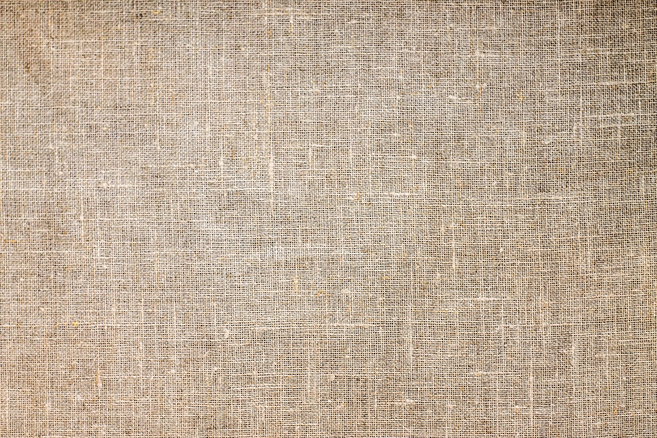 Jute tafelloper met rustieke lente bloemen. Jute tafelloper met rustieke lente bloemen.